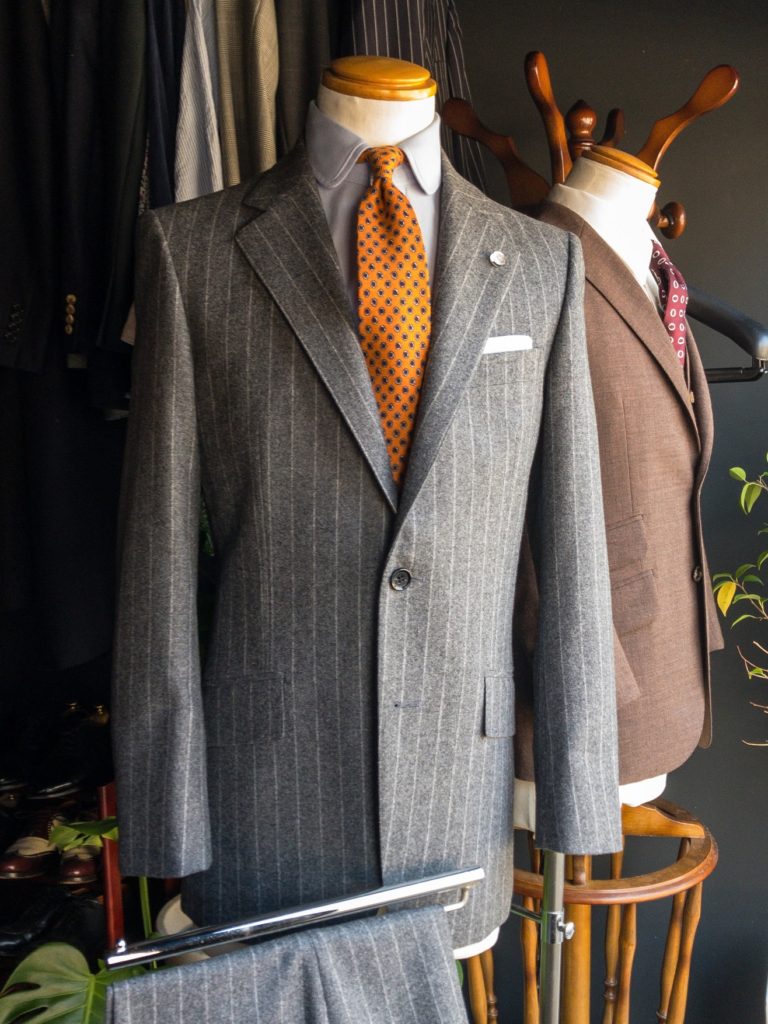 チョークストライプのグレーフランネルスーツ|フィボナッチ紳士洋品店