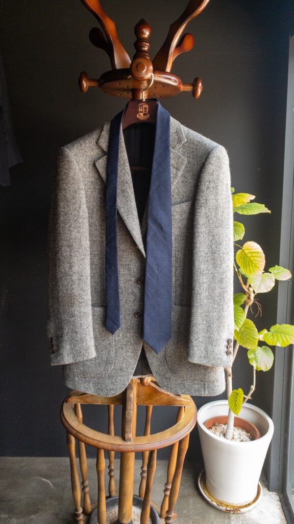 リネンのネクタイ　ツイードジャケット