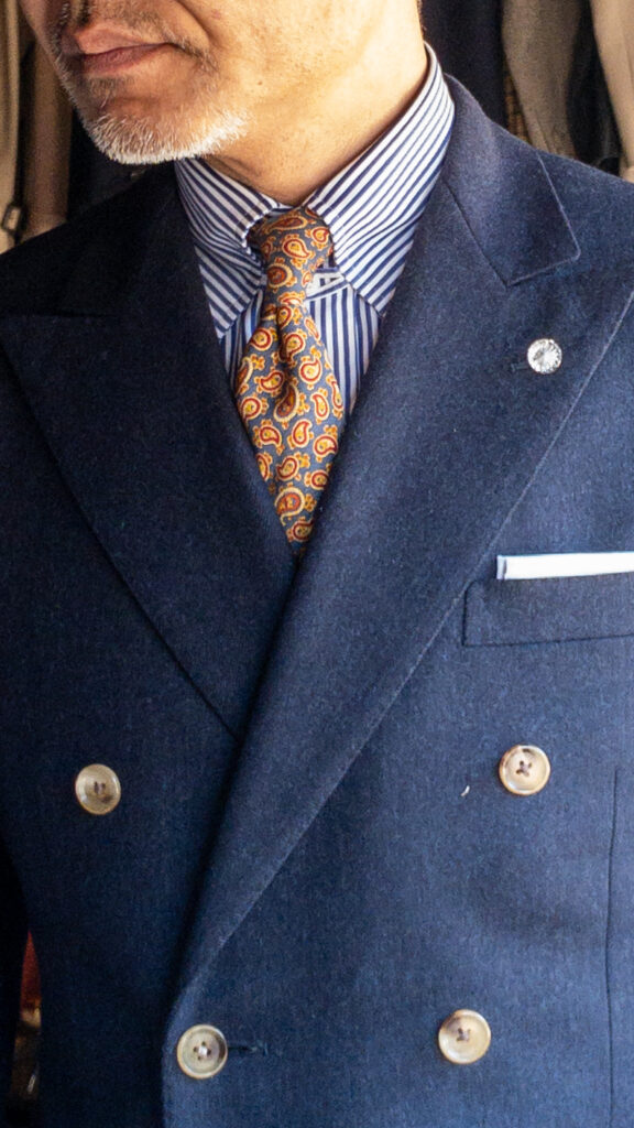 ネイビーフランネルジャケット　タブカラーシャツ　ペイズリータイ