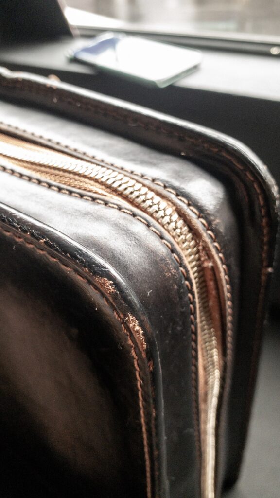 大峡製鞄　オールレザーブリーフ　コバ補修before