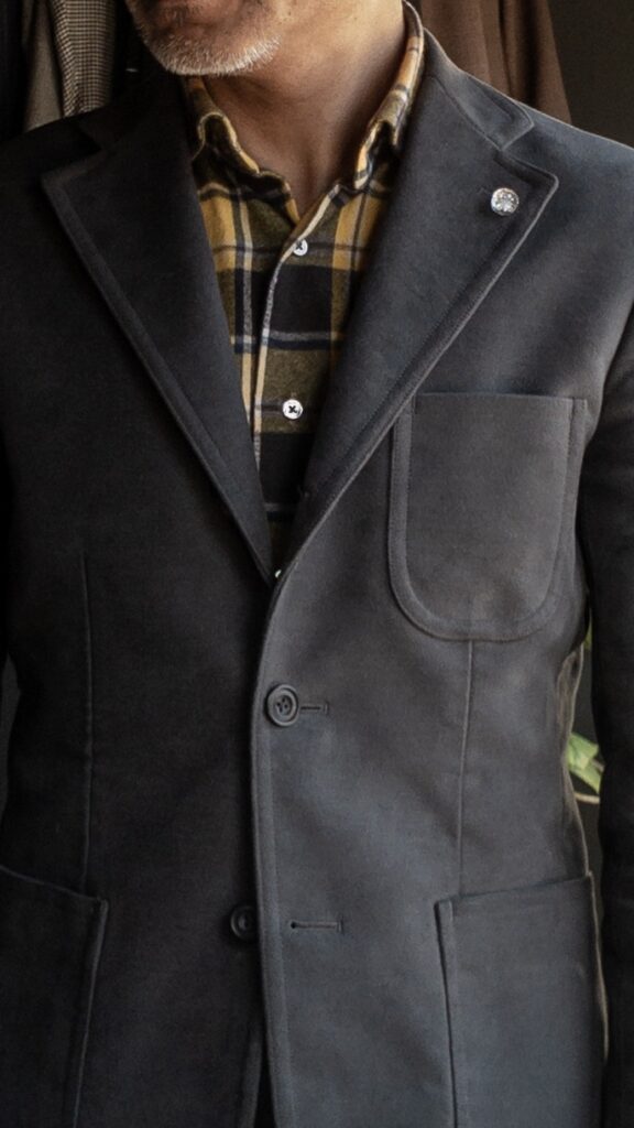 モールスキンのスーツにネルシャツ
