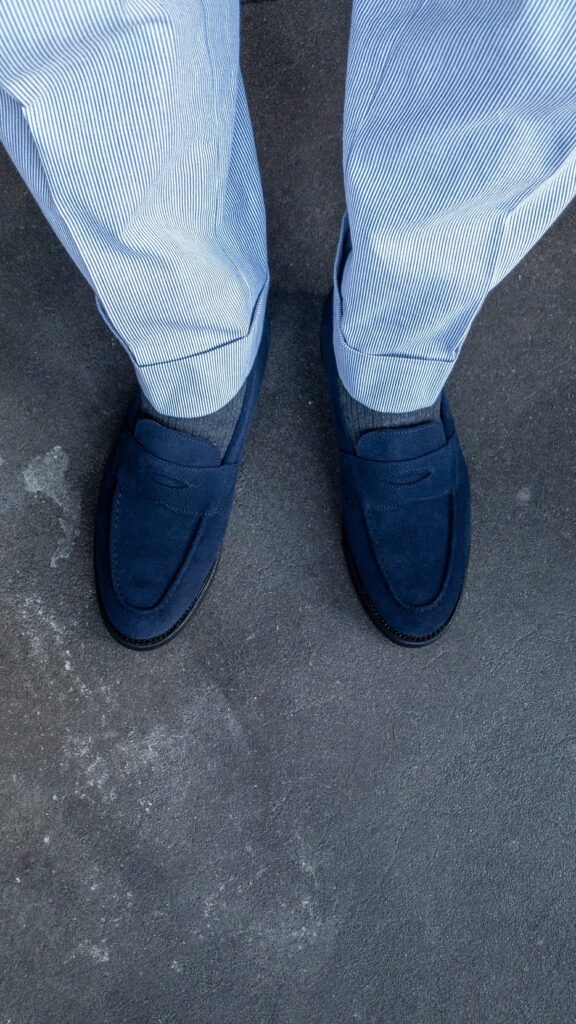 ネイビースエードのローファーとコードレーンのトラウザーズのコーディネート