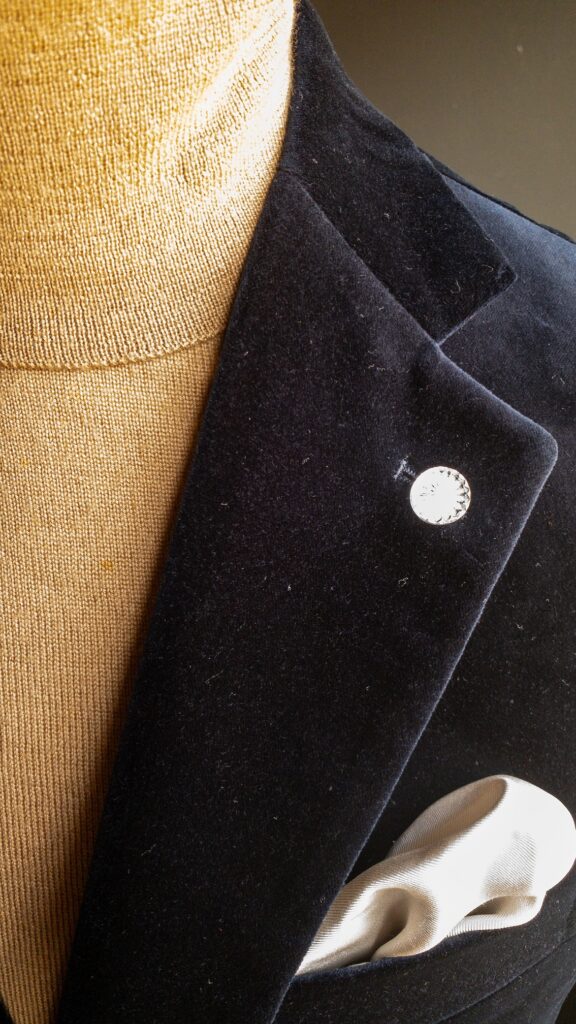 ベルベットジャケットとタートルネックセーターのコーディネート