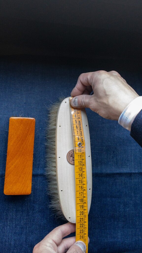 Hirano clothes brush