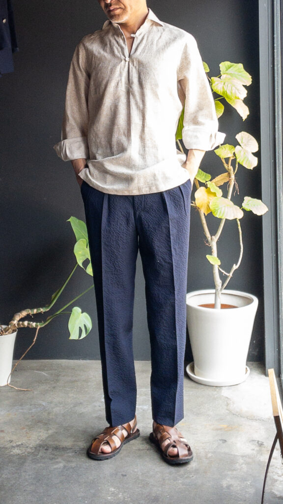 カプリシャツ＋シアサッカートラウザーズ＋グルカサンダル