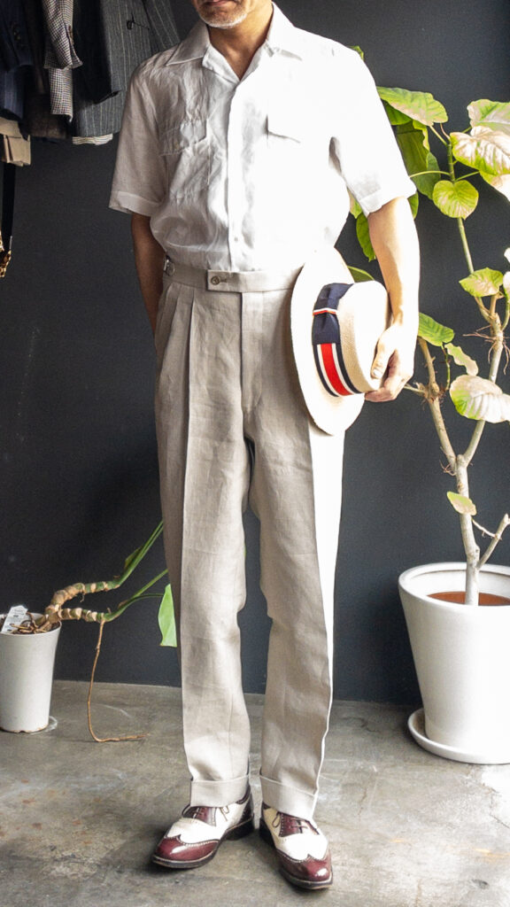 リネンの半袖開襟シャツとリネンのトラウザーズ コレスポンデントシューズ ボーターハット コーディネート