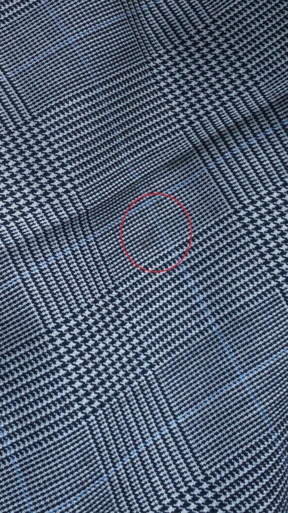 スーツについた油溶性の染みをベンジンを使って抜く