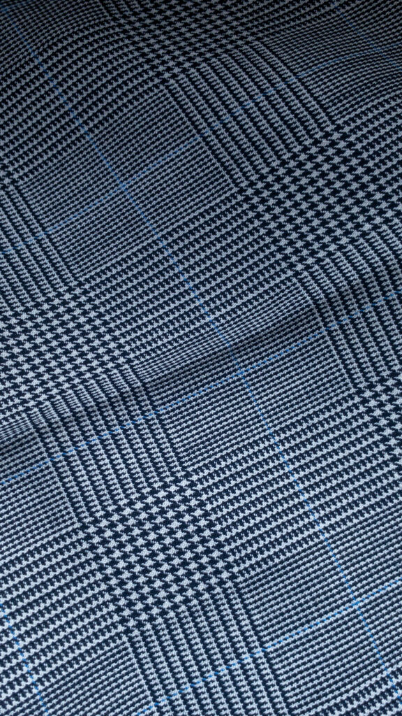 スーツについた油溶性の染みをベンジンを使って抜く