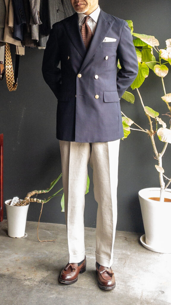 ネイビーブレザーとベージュのリネントラウザーズ コーディネート タッセルローファー